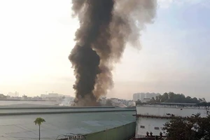 TP.HCM: Cháy nổ kho hóa chất hàng trăm mét vuông