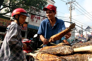 Phố cá lóc nướng ở Sài Gòn trúng lớn ngày vía Thần tài
