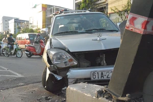 Ô tô tông 3 xe máy ở chân cầu vượt Lăng Cha Cả