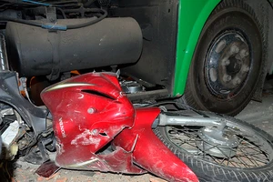 Xe buýt cuốn xe máy vào gầm, lao vào tiệm sửa xe