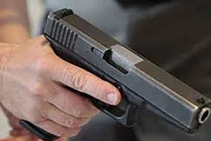 2 thanh niên dùng búa cướp đại lý vé số giữa ban ngày 