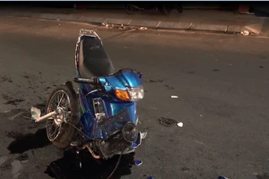 Xe máy gãy đôi tối Valentine, 2 cặp nam nữ bị thương 