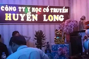 5 nữ tiếp viên khỏa thân phục vụ khách ở tiệm massage 