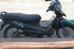 Đi tiểu bị cướp tấn công