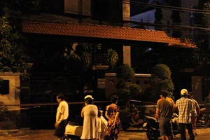 Bế con trai chạy ra khỏi biệt thự đang cháy