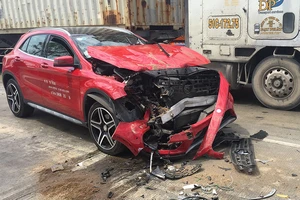 Mercedes bật ngược sau cú tông đuôi xe tải 