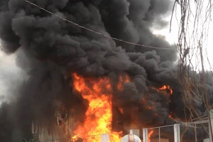 Biển lửa bao trùm vựa phế liệu ở quận 9 trong nhiều giờ