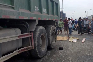 Nam công nhân chết thảm khi hướng dẫn xe ben chạy lùi 