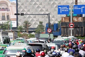 Kẹt xe ở Tân Sơn Nhất, khách bỏ xe chạy bộ vì sợ trễ