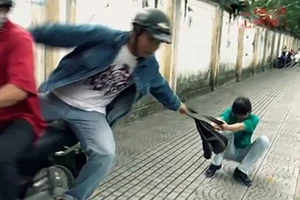 Du khách Nhật bị giật giỏ trong đêm ở TP.HCM