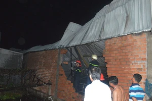 Biển lửa bao trùm xưởng gỗ, người dân dọn đồ bỏ chạy