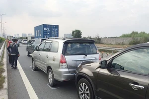 6 xe tông liên hoàn trên đường dẫn cao tốc TP.HCM