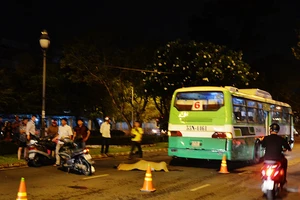 Xe buýt cán chết người đàn ông đi xe máy trong đêm