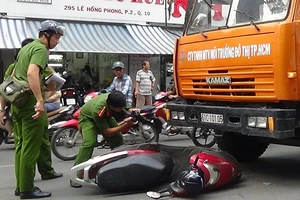 Quận 5: Cô gái bị xe môi trường đô thị kéo lê trên phố