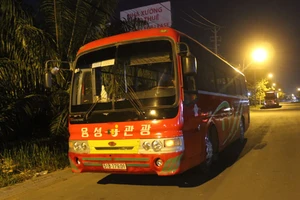 Xe đưa rước công nhân tông người rồi bỏ trốn