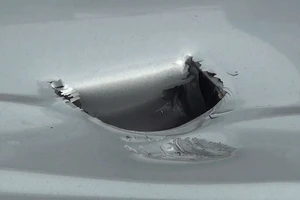 Thanh sắt rơi chọc thủng nóc xe 7 chỗ trên đường