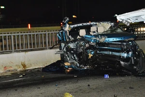 Range Rover va chạm container, đôi nam nữ văng ra ngoài