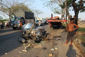 4 cuộn thép trôi tuột, cán bẹp đầu container