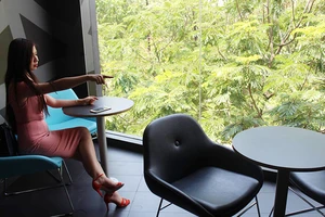 Cô gái tố khách tây trộm iPhone ở quán MC donald