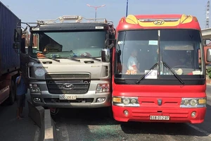 Xe chở 40 học sinh húc hông xe ben trên xa lộ Hà Nội