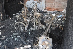 Vụ cháy trại hòm: 4 nạn nhân ôm nhau nằm cùng một chỗ 