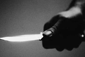 Bị người yêu đâm tử vong khi đưa dao thách thức