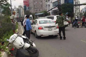 Chạy xe ngược chiều bị ô tô tông trọng thương