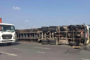 Container lật nhào khi ôm cua, nhiều người thót tim