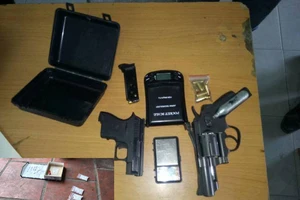 Băng buôn 'hàng đá' thủ súng ngắn ở TP.HCM