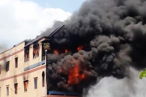 Cháy cạnh chợ Kim Biên: Cứu một cụ ông 70 tuổi