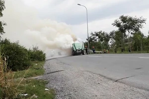 Xe container cháy ngùn ngụt khi đang chạy