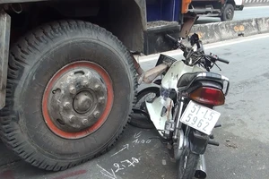 Cô gái bị ô tô tải cuốn vào gầm ở làn xe máy