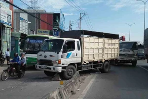 Xe tải mất thắng ở Bình Tân làm người dân hoảng vía