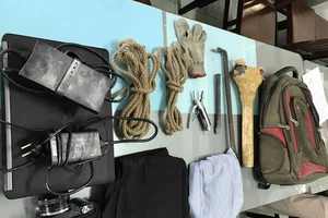 Tên trộm ngủ quên sau khi phá tường, đục két sắt