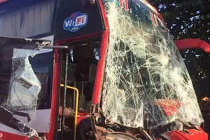 Xe giường nằm 'ủi' dải phân cách, đâm vào xe ben