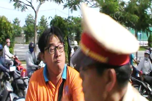 Tạm giữ người đàn ông đánh chửi đội phó CSGT Cát Lái