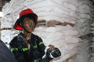 Cháy nổ lớn công ty sơn ngàn mét ở Hóc Môn 