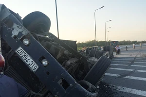 Liên tục lật xe tại góc cua 'tử thần' ở quận 9