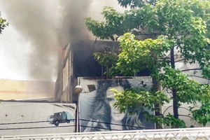 Cảnh sát dùng xe thang chữa cháy tiệm hớt tóc ở TP.HCM