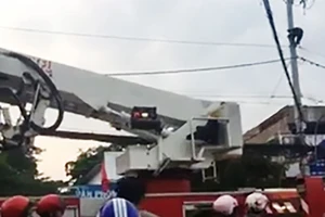 Cả chục cảnh sát giải cứu kẻ ngáo đá đu dây điện