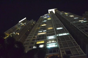 Cháy cao ốc SaiGon Pearl, hàng trăm hộ dân tháo chạy