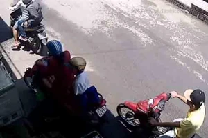 Hai tên cướp táo tợn giật điện thoại giữa ban ngày