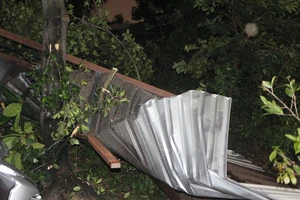 Giông lốc trong mưa, hàng chục nhà dân bị tốc mái