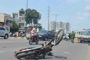 Xe máy văng xa gần 100 m sau va chạm với ô tô