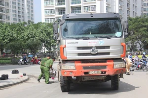 Đưa con đi học, mẹ chạy về bị tai nạn tử vong