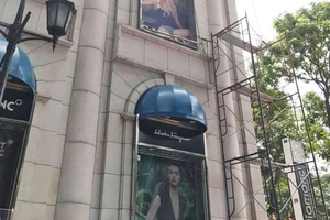 1 công nhân làm ở tòa nhà Diamond Plaza rơi xuống đất