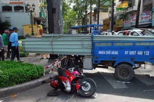 Xe ba gác chở tôn tông 2 người nhập viện
