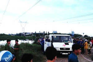 Người đàn ông lõa thể trôi trên kênh Nước Lên