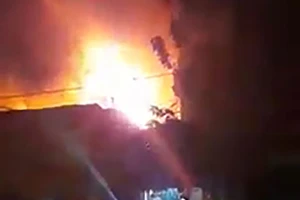 Cháy tiệm sửa xe lúc nửa đêm, cả khu vực hoảng loạn