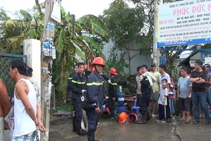 Bà cụ 80 tuổi lao ra từ căn nhà chứa phế liệu cháy